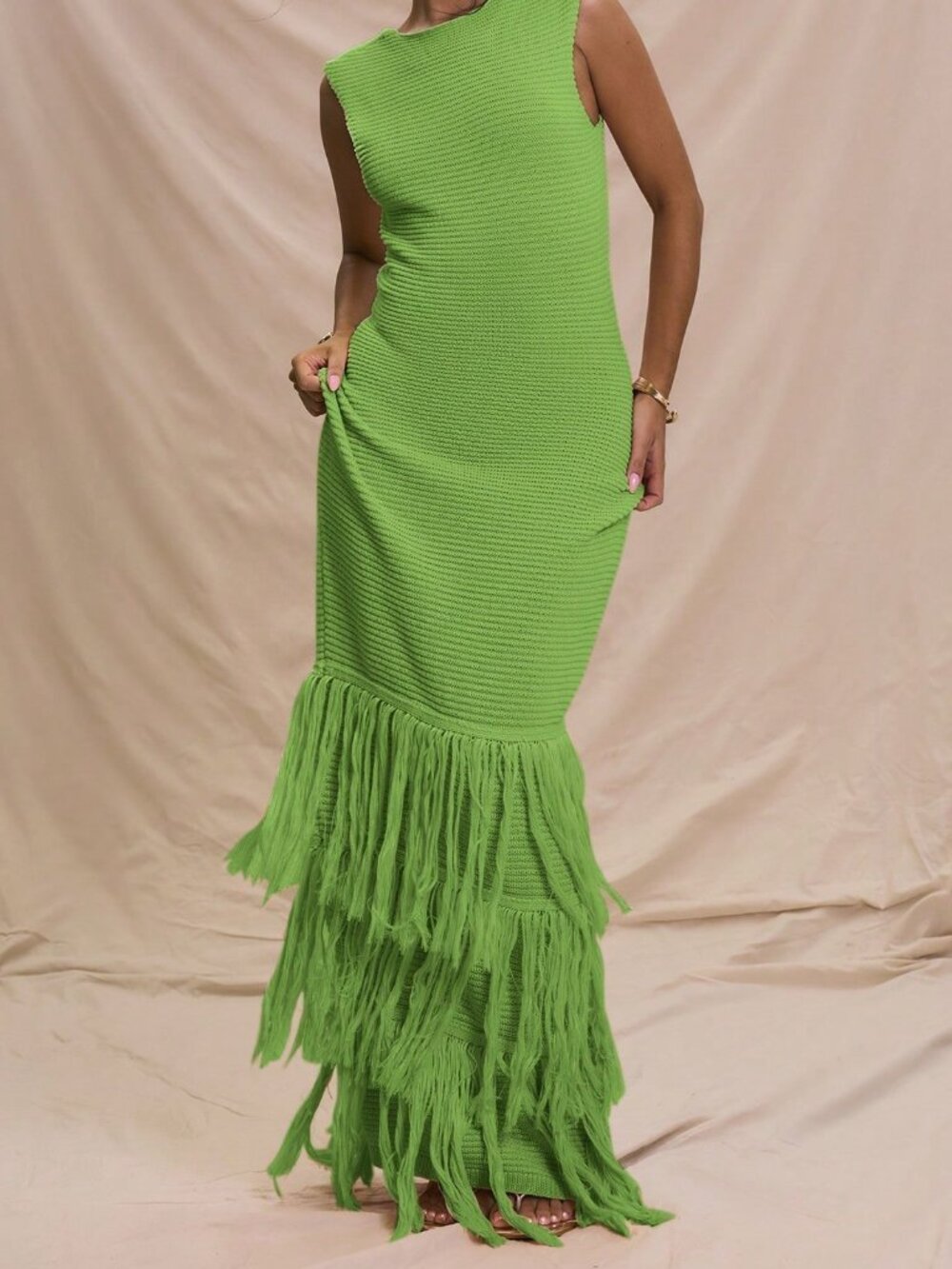 Green Elegant Sleeveless Ribbed Women's Maxi Dress with Frayed Hem - Picture 4 of 6